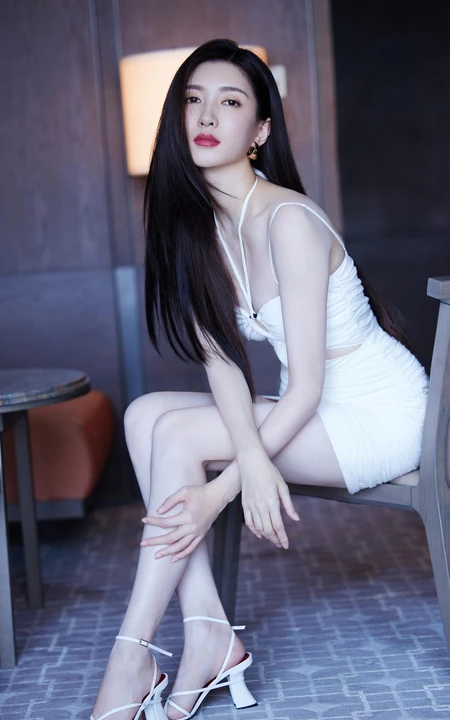 江疏影气质时尚白色肩带礼裙衣穿着显高挑白皙身材皮肤写真美照
