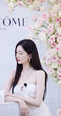 江疏影气质时尚白色肩带礼裙衣穿着显高挑白皙身材皮肤写真美照