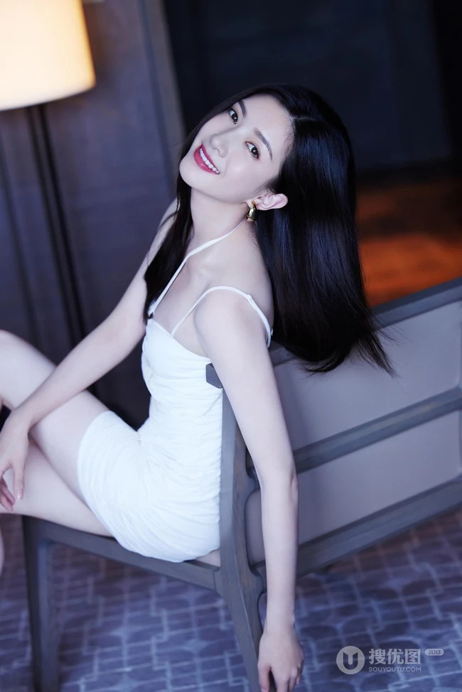江疏影气质时尚白色肩带礼裙衣穿着显高挑白皙身材皮肤写真美照