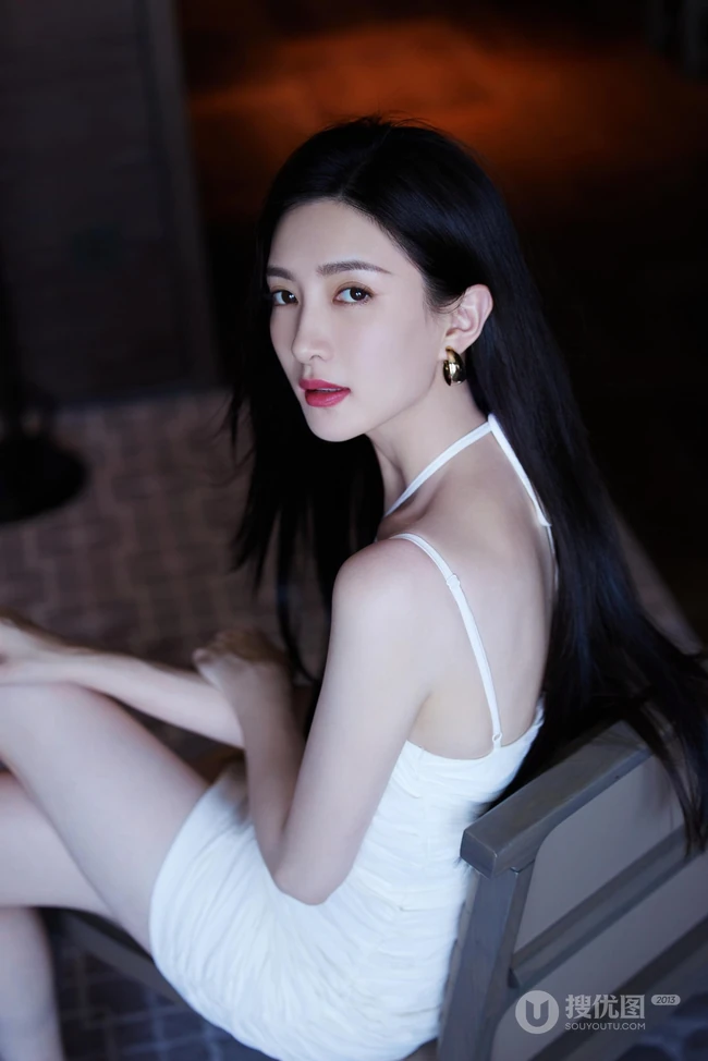 江疏影气质时尚白色肩带礼裙衣穿着显高挑白皙身材皮肤写真美照