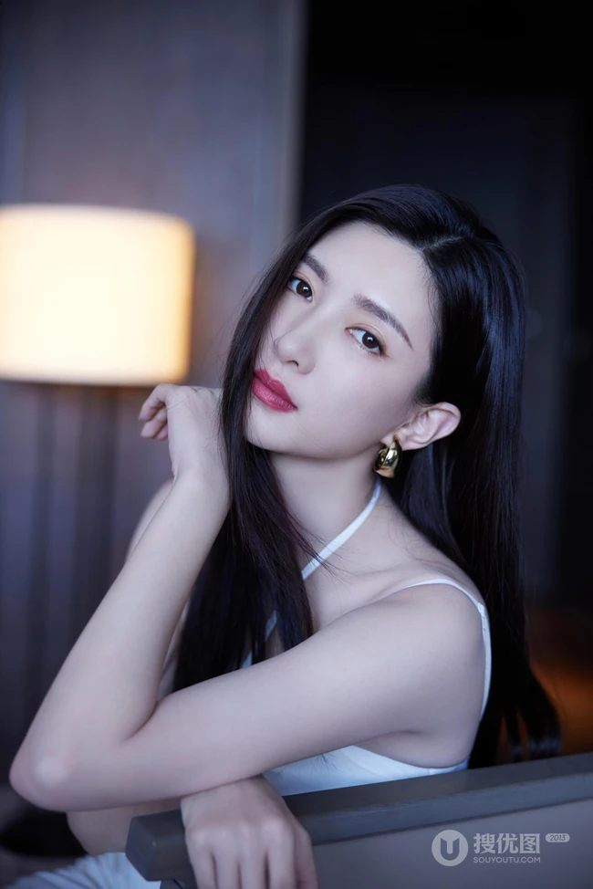 江疏影气质时尚白色肩带礼裙衣穿着显高挑白皙身材皮肤写真美照