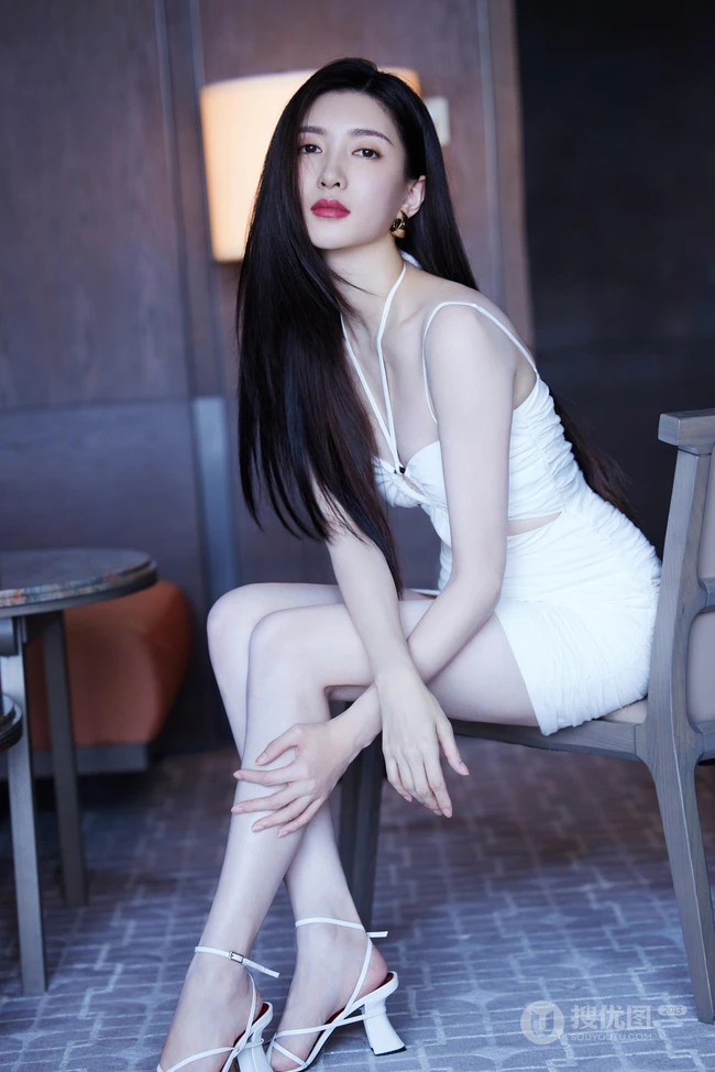 江疏影气质时尚白色肩带礼裙衣穿着显高挑白皙身材皮肤写真美照