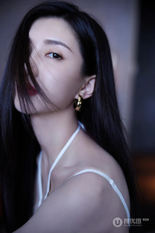 江疏影气质时尚白色肩带礼裙衣穿着显高挑白皙身材皮肤写真美照