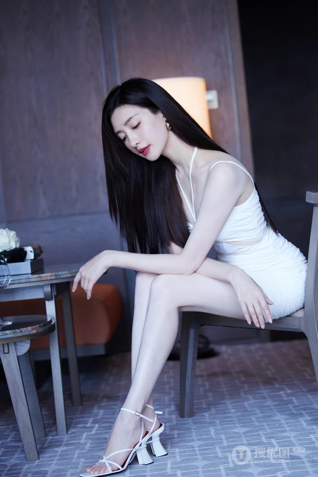 江疏影气质时尚白色肩带礼裙衣穿着显高挑白皙身材皮肤写真美照