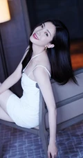 江疏影气质时尚白色肩带礼裙衣穿着显高挑白皙身材皮肤写真美照
