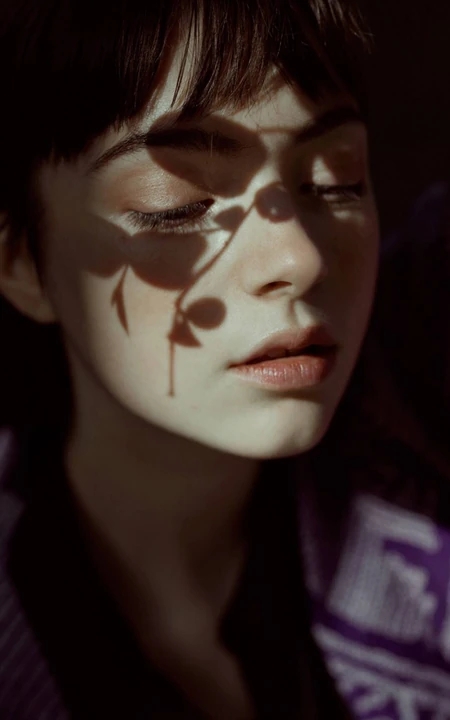 欧美女孩，阳光，叶子阴影，唯美人物摄影美图手机壁纸