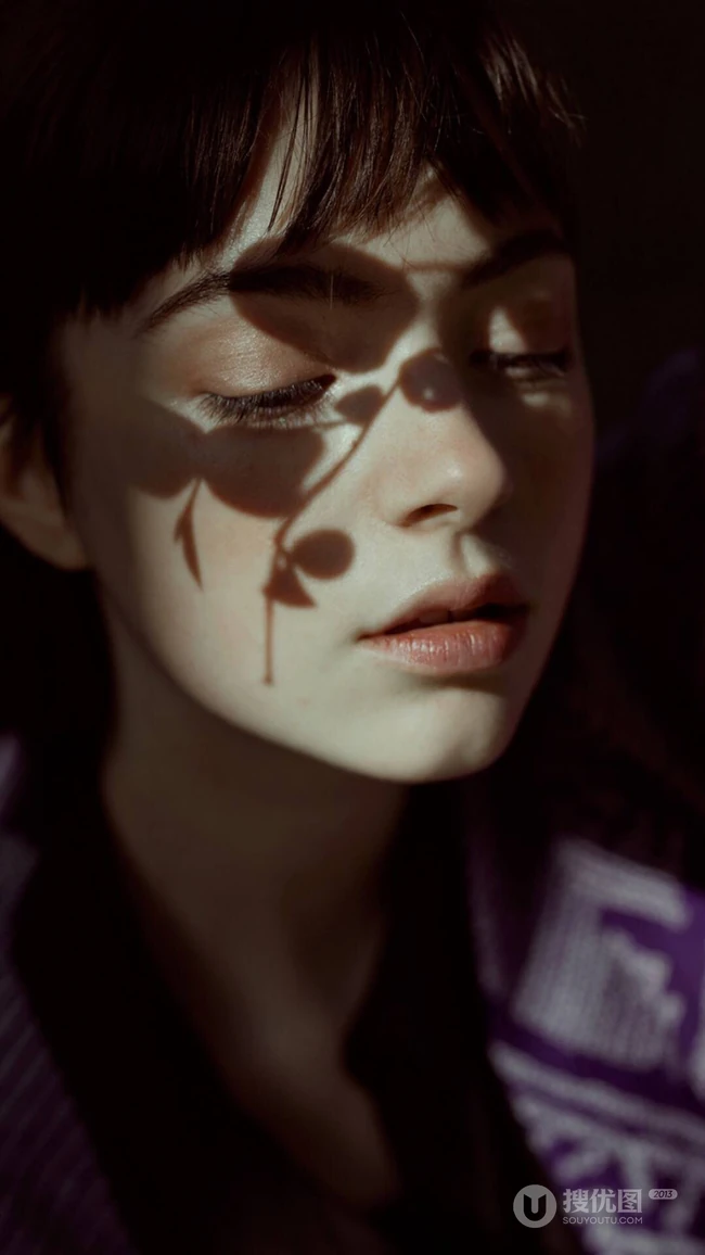 欧美女孩，阳光，叶子阴影，唯美人物摄影美图手机壁纸