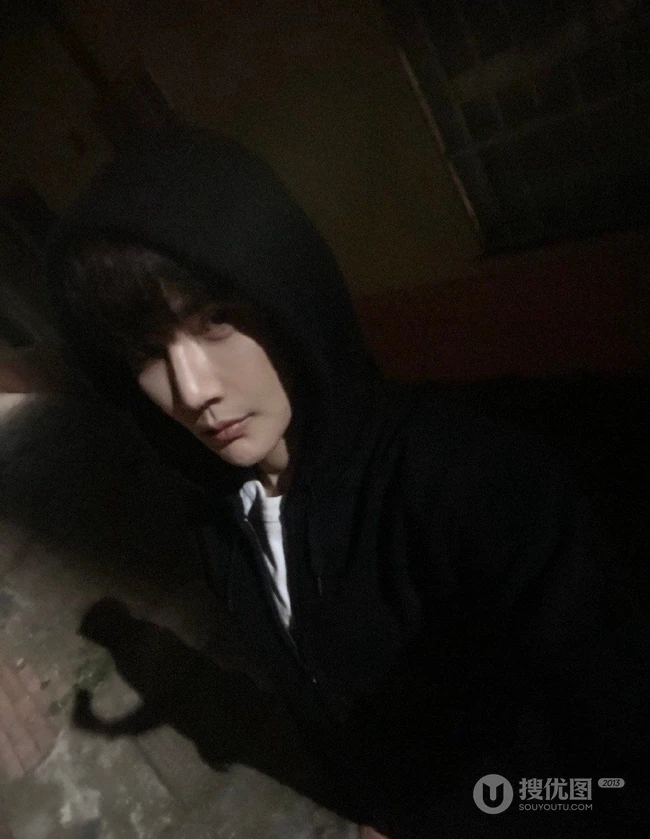 山东帅哥彦希氤氲烟雨写真杂志图片