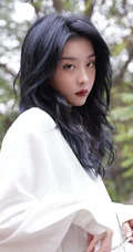 赵小棠白衫咖色长裤休闲简洁穿搭户外慵懒写真美照