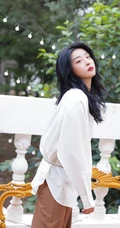 赵小棠白衫咖色长裤休闲简洁穿搭户外慵懒写真美照