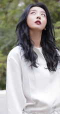 赵小棠白衫咖色长裤休闲简洁穿搭户外慵懒写真美照