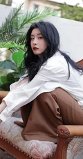 赵小棠白衫咖色长裤休闲简洁穿搭户外慵懒写真美照