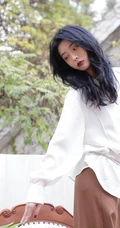 赵小棠白衫咖色长裤休闲简洁穿搭户外慵懒写真美照
