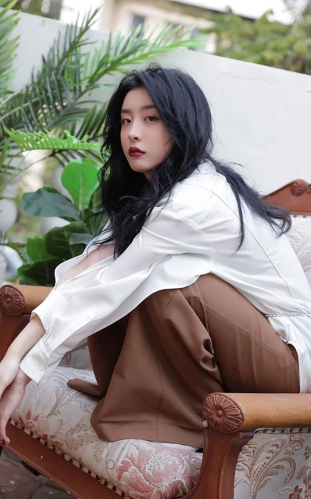 赵小棠白衫咖色长裤休闲简洁穿搭户外慵懒写真美照