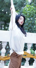 赵小棠白衫咖色长裤休闲简洁穿搭户外慵懒写真美照