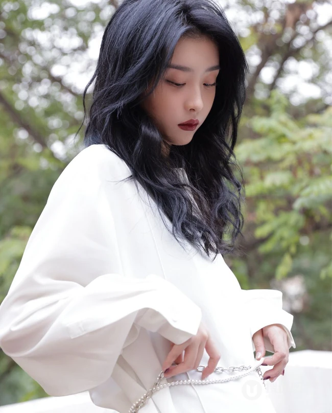 赵小棠白衫咖色长裤休闲简洁穿搭户外慵懒写真美照