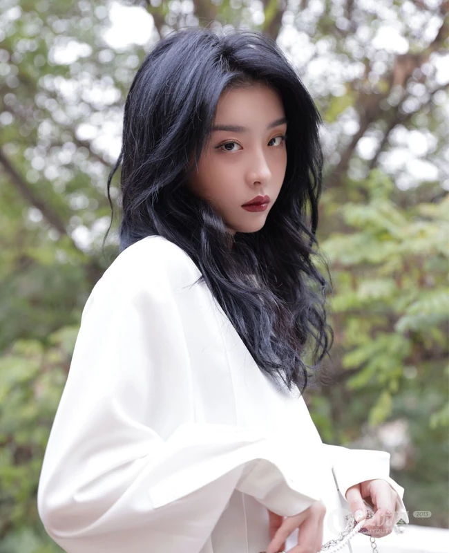 赵小棠白衫咖色长裤休闲简洁穿搭户外慵懒写真美照