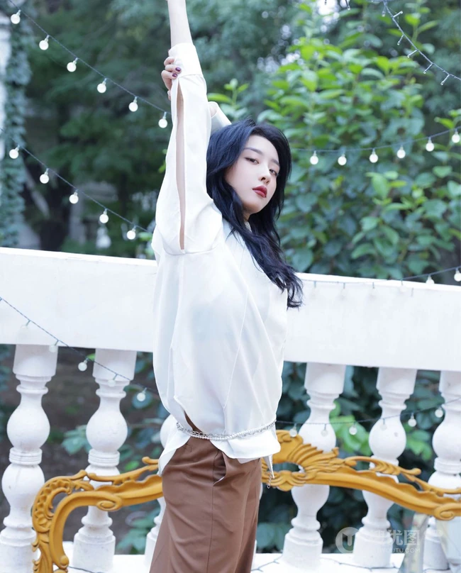 赵小棠白衫咖色长裤休闲简洁穿搭户外慵懒写真美照