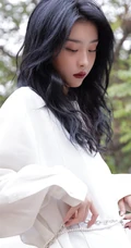 赵小棠白衫咖色长裤休闲简洁穿搭户外慵懒写真美照