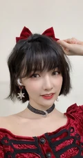 赵粤俏皮可爱喜气穿搭显气质美肩纤细线条生活照片