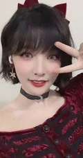 赵粤俏皮可爱喜气穿搭显气质美肩纤细线条生活照片