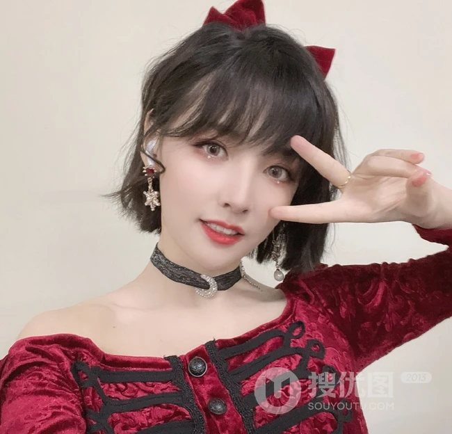 赵粤俏皮可爱喜气穿搭显气质美肩纤细线条生活照片