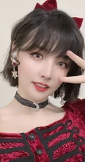 赵粤俏皮可爱喜气穿搭显气质美肩纤细线条生活照片
