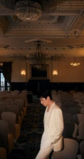 朱一龙全白look西服套装着身帅气绅士写真照片