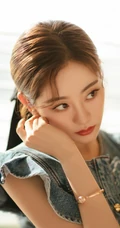 灯下美人，祝绪丹马尾辫 蝴蝶结搭配牛仔裙优雅居家写真照
