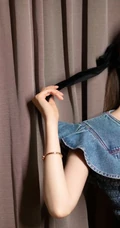 灯下美人，祝绪丹马尾辫 蝴蝶结搭配牛仔裙优雅居家写真照