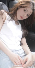 坐在你车后座的那个女人，白衣牛仔短裤浅粉少女甜美诱人写真大图