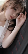 坐在你车后座的那个女人，白衣牛仔短裤浅粉少女甜美诱人写真大图