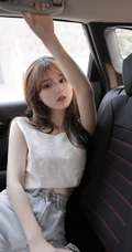 坐在你车后座的那个女人，白衣牛仔短裤浅粉少女甜美诱人写真大图