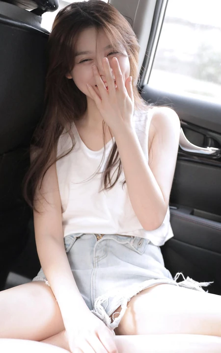 坐在你车后座的那个女人，白衣牛仔短裤浅粉少女甜美诱人写真大图