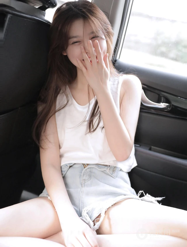 坐在你车后座的那个女人，白衣牛仔短裤浅粉少女甜美诱人写真大图