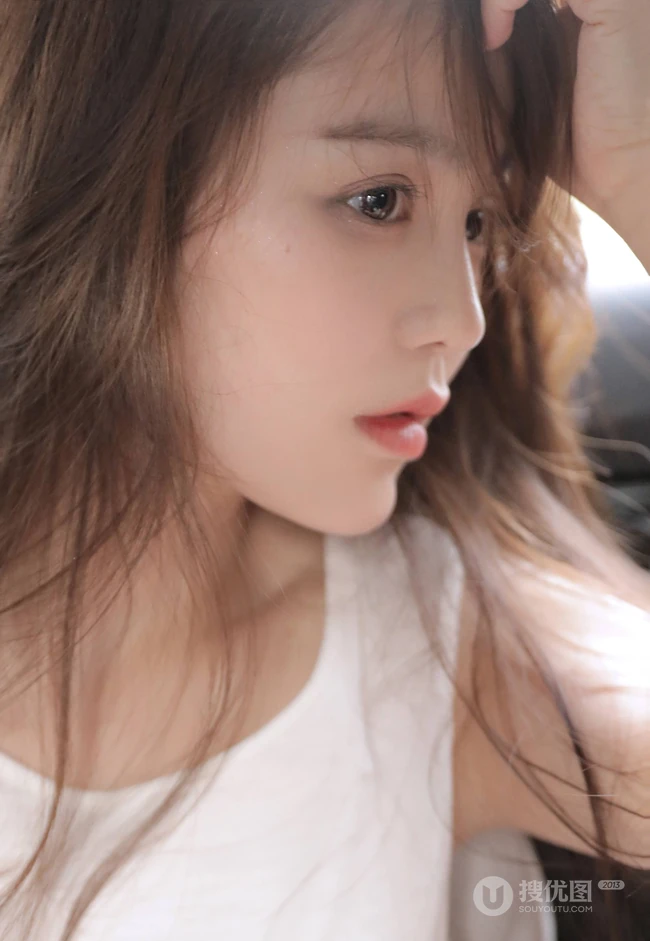 坐在你车后座的那个女人，白衣牛仔短裤浅粉少女甜美诱人写真大图