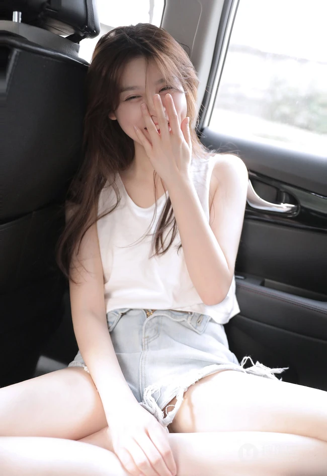 坐在你车后座的那个女人，白衣牛仔短裤浅粉少女甜美诱人写真大图