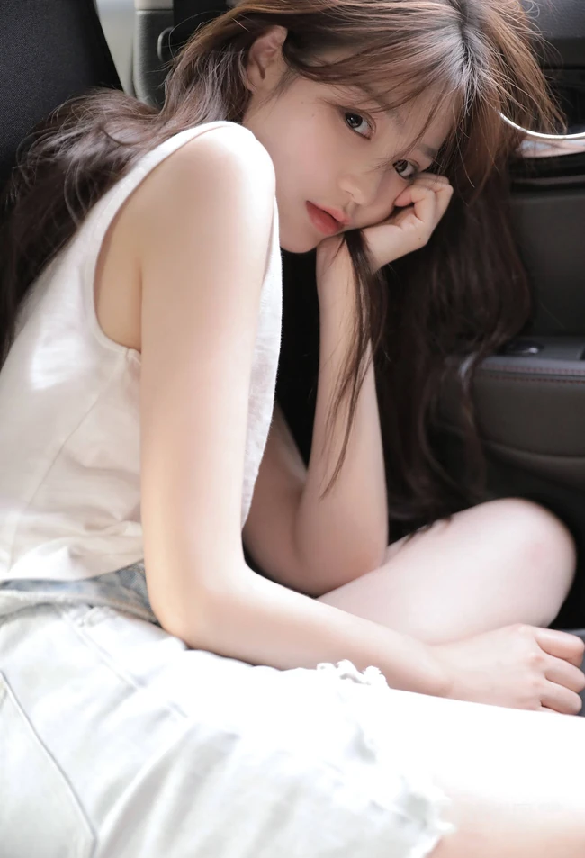 坐在你车后座的那个女人，白衣牛仔短裤浅粉少女甜美诱人写真大图