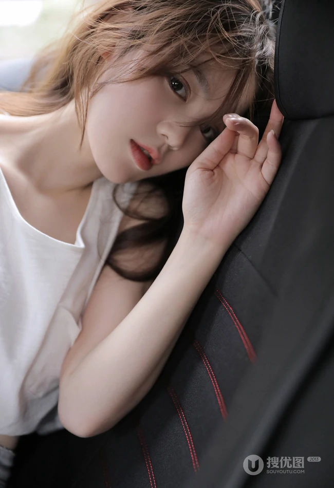 坐在你车后座的那个女人，白衣牛仔短裤浅粉少女甜美诱人写真大图