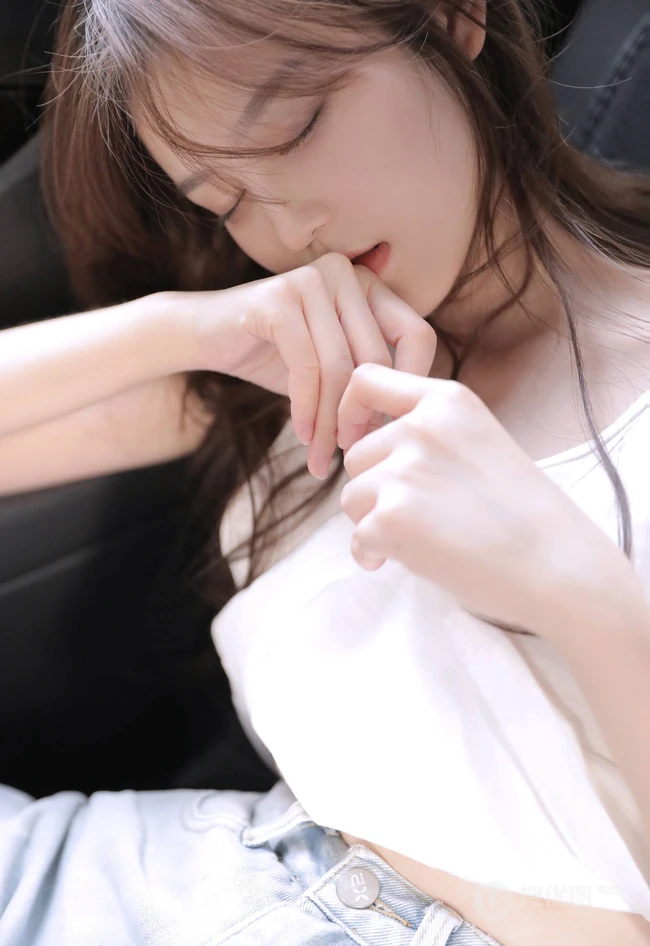 坐在你车后座的那个女人，白衣牛仔短裤浅粉少女甜美诱人写真大图