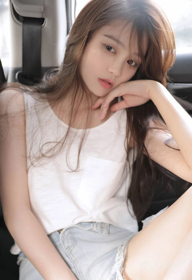 坐在你车后座的那个女人，白衣牛仔短裤浅粉少女甜美诱人写真大图