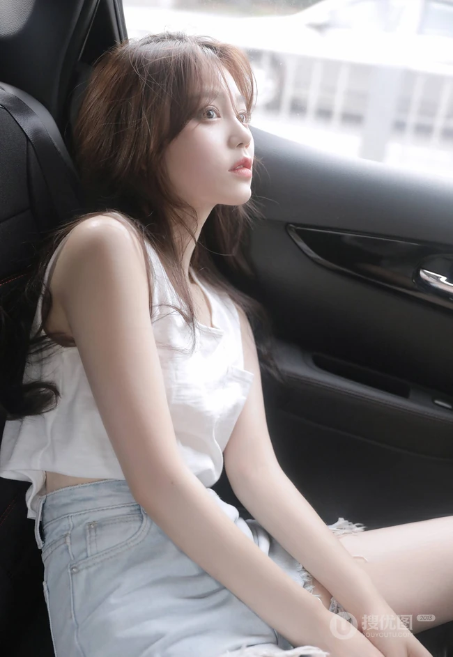 坐在你车后座的那个女人，白衣牛仔短裤浅粉少女甜美诱人写真大图