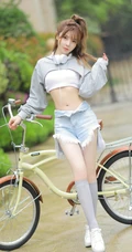 骑单车的漂亮可爱牛仔短裤少女户外运动显完美纤细线条写真大图图集