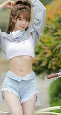 骑单车的漂亮可爱牛仔短裤少女户外运动显完美纤细线条写真大图图集