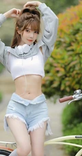 骑单车的漂亮可爱牛仔短裤少女户外运动显完美纤细线条写真大图图集