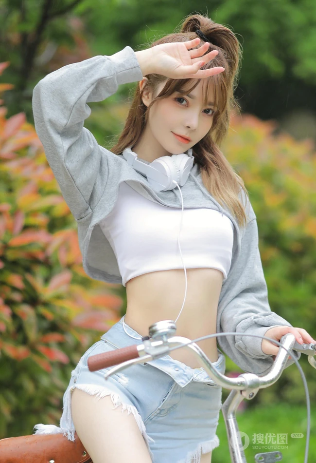 骑单车的漂亮可爱牛仔短裤少女户外运动显完美纤细线条写真大图图集