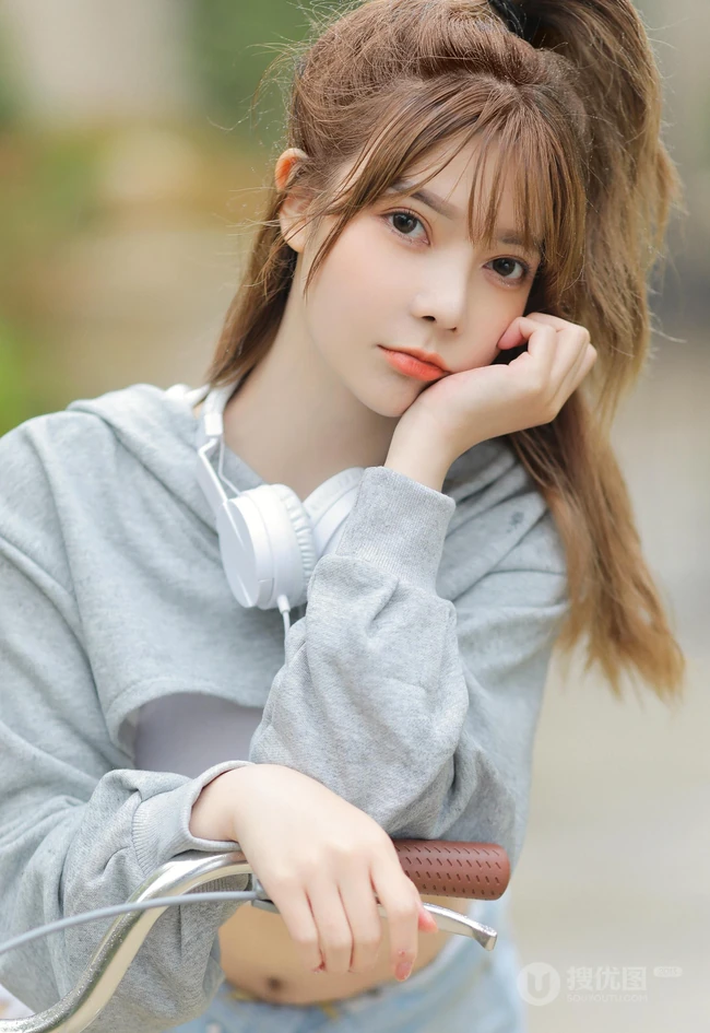 骑单车的漂亮可爱牛仔短裤少女户外运动显完美纤细线条写真大图图集