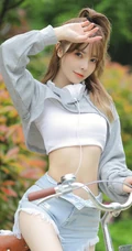 骑单车的漂亮可爱牛仔短裤少女户外运动显完美纤细线条写真大图图集
