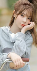 骑单车的漂亮可爱牛仔短裤少女户外运动显完美纤细线条写真大图图集