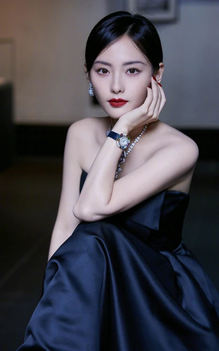 张嘉倪礼裙黑裙礼服穿着显气质锁骨线条写真照片